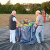 Die Hülle wird zurück in den Sack verpackt