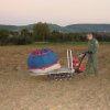 Abtransport der Hülle mit der Raupe