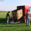 Der Ballonkorb wird mit der Raupe entladen