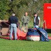 Hülle und Korb werden mit Stahlseilen verbunden